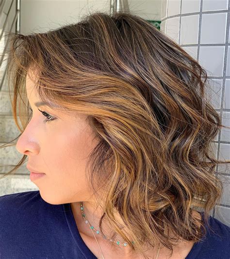 cabelo curto morena iluminada|Morena iluminada: 25 ideias para mulheres com。